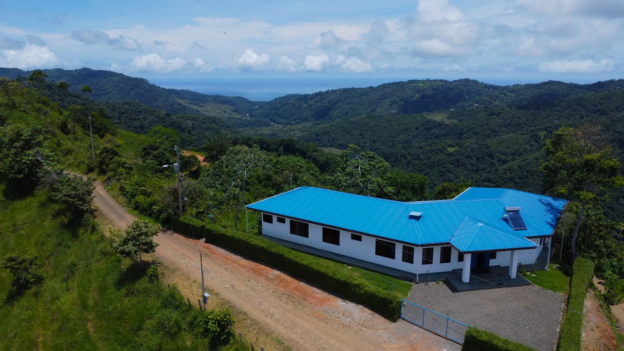 1.97 ACRES – 3 Bedroom Home With Pool, 360 Degree Mountain And Ocean View!!!!: Near the Coast and Mountain House For Sale in Platanillo de Dominical - Gallery image 3