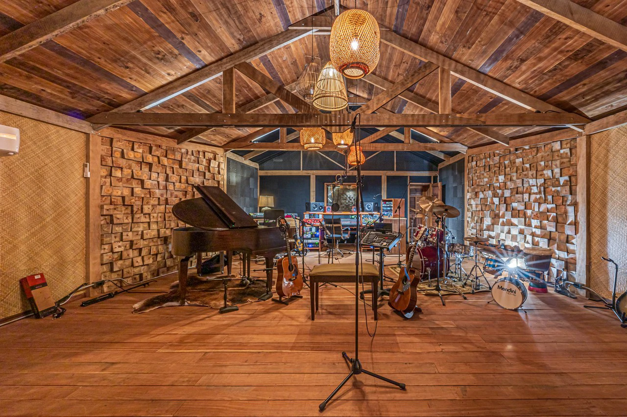 2.56 ACRES – 3 Bedroom Artistic Architectural Masterpiece, Recording Studio, Ocean View, Pool, 1 Bedroom Guest House!!! - Gallery image 33