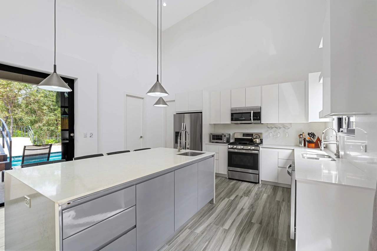 Casa Avalon: New 4-Bedroom Home on 1.48-Acre Lot – Build 2 More Structures, Just Minutes from the Beach! - Gallery image 7