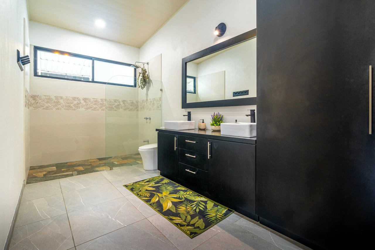 Modern 3 Bedroom Home - Walking distance to it all! - Gallery image 34