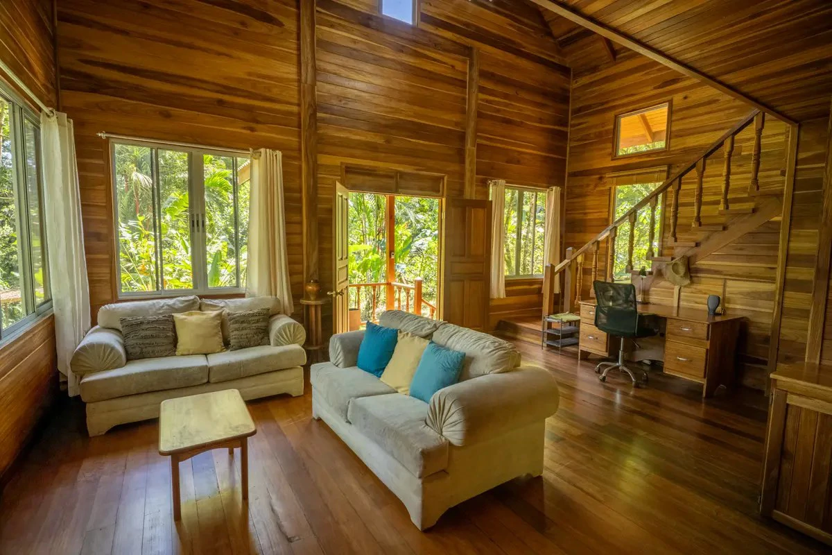 ID 26: 2 BD/2 BA Private Jungle Chalet in a Gated Community Near Hone Creek