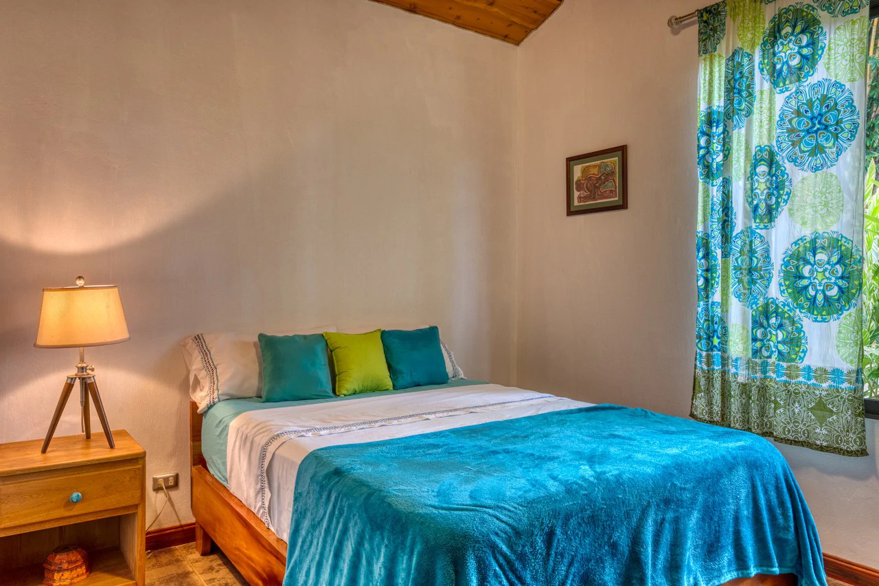 5 Bedroom Mountain Retreat Minutes from the Beach Platanillo Costa Rica - Gallery image 36