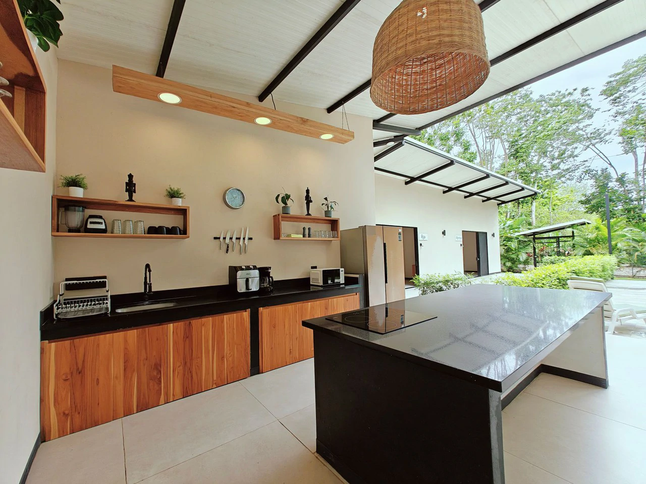 ID 751: Turn-Key Villa with Proven Income Near Cahuita National Park – Main House, Casita, and Stunning Pool on Over Half an Acre - Gallery image 5