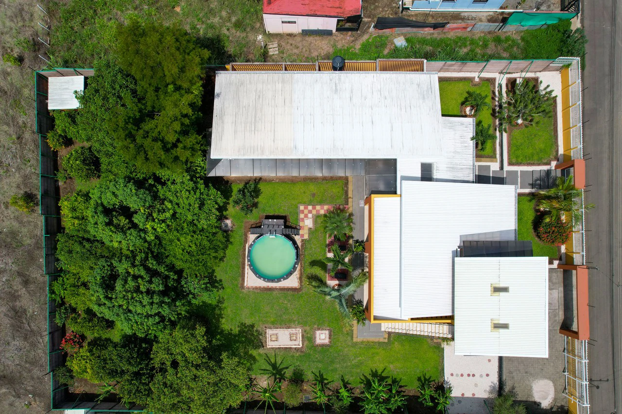 Modern Furnished Home Just 5 Minutes from Downtown Grecia - Gallery image 37