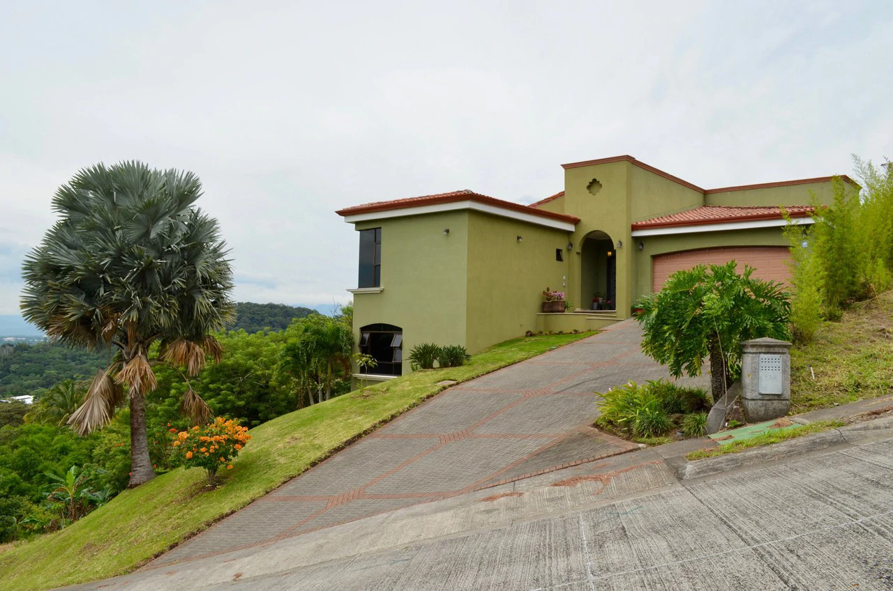Mountain Condominium For Sale in Ciudad Colón - Gallery image 2