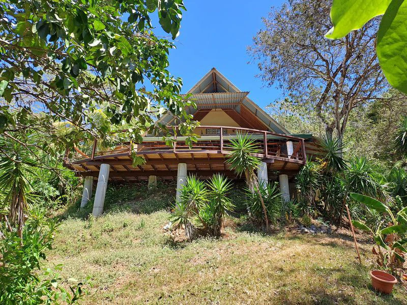 Finca El Colibri: Tropical Oasis of 7000 m2, nestled in nature, featuring 2 Homes & Caravan Studio, Near Carrillo & Samara Beaches