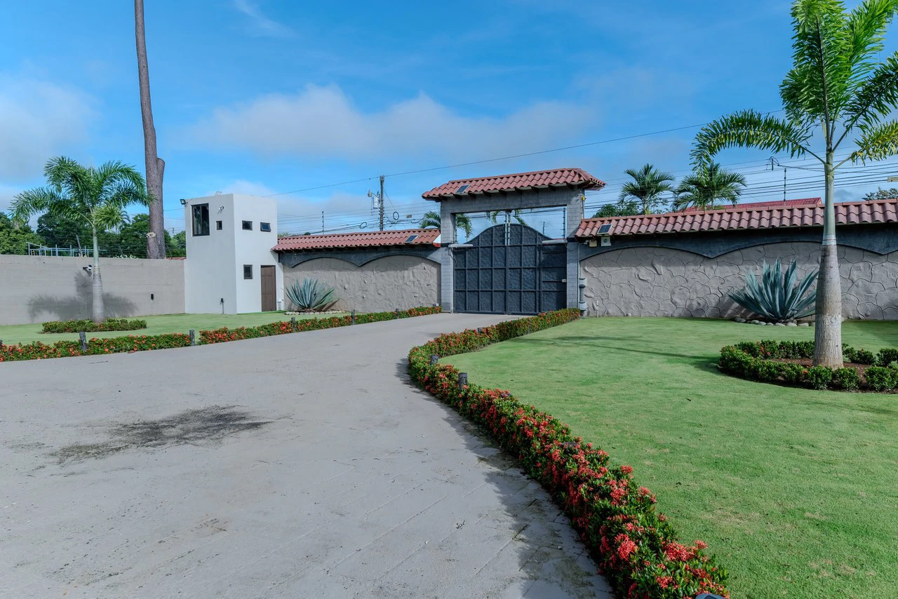 Luxury Home with Pool, Bar Area & Resort-Level Amenities | 6 br, 4.5 ba in Perez Zeledon - Gallery image 50