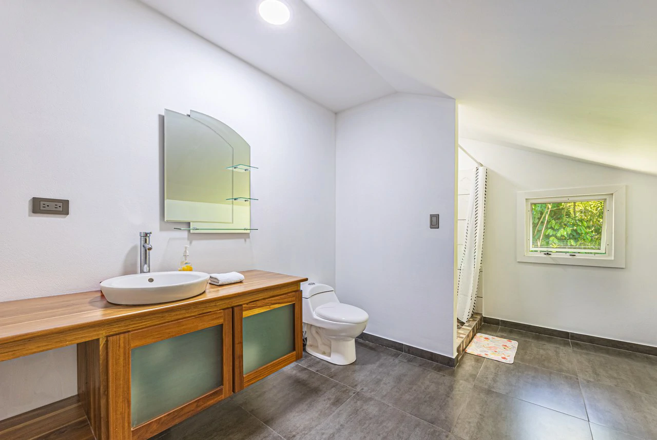 Exceptional 5-Bedroom Residence on Los Laureles Street – Prime Location & Versatile Layout - Gallery image 18
