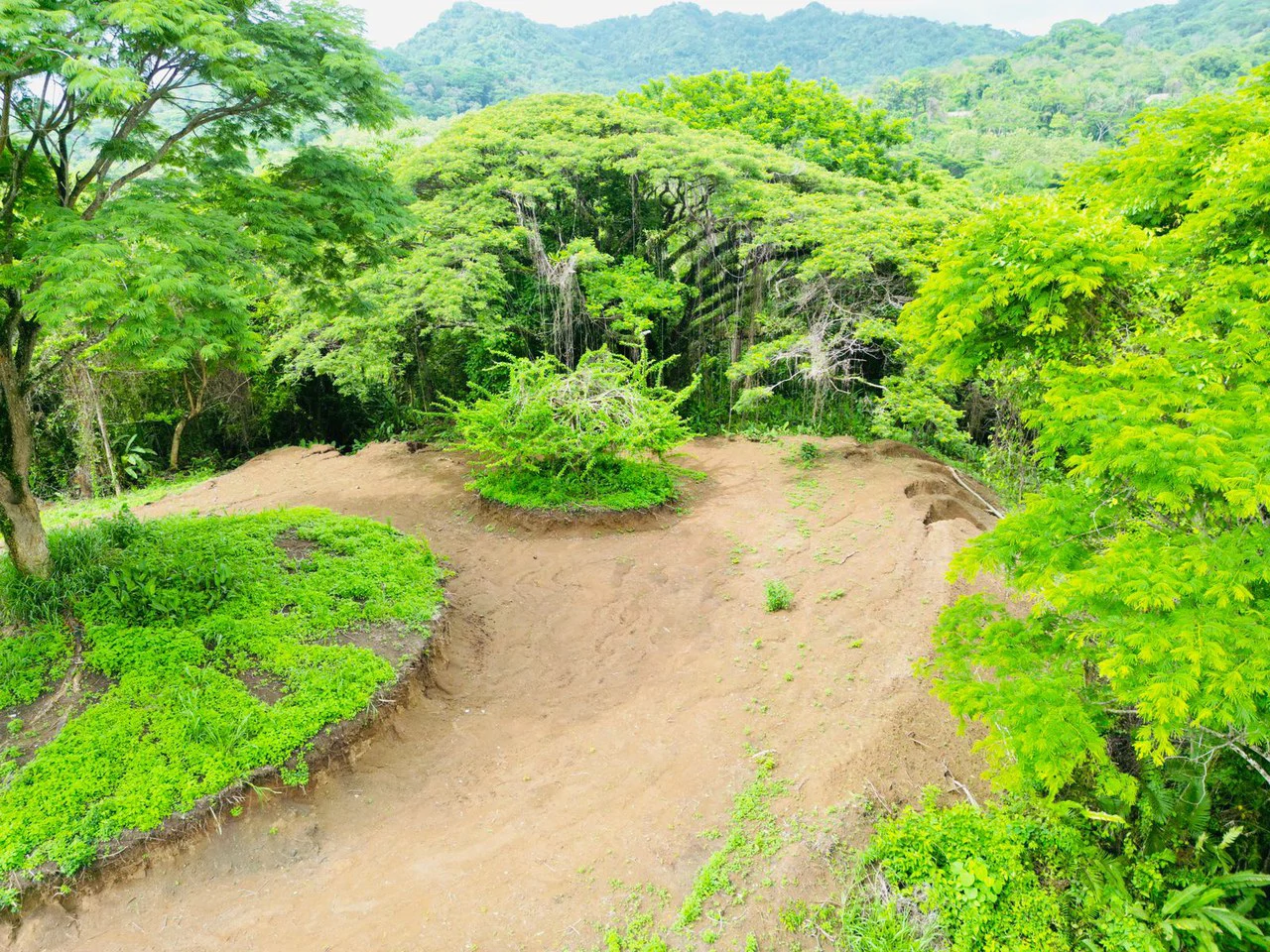 Enchanting 9,800 m² Land Surrounded by Jungle and Nature: A Peaceful Retreat Near Santa Teresa, Mal País, and Cabuya - Gallery image 2