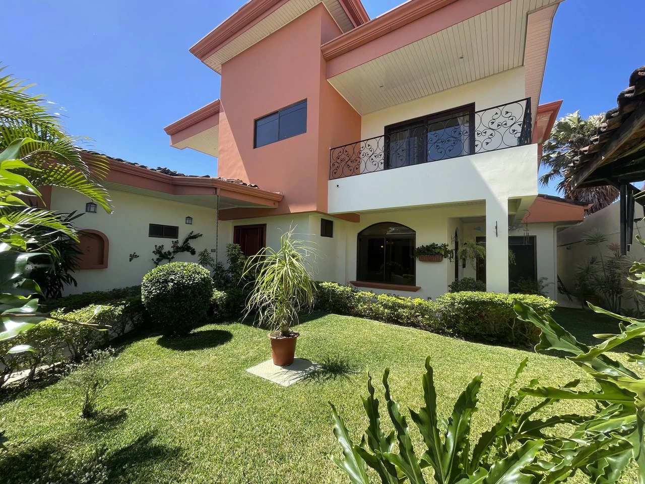 Dona Rosa: House For Sale in Bosques de Doña Rosa