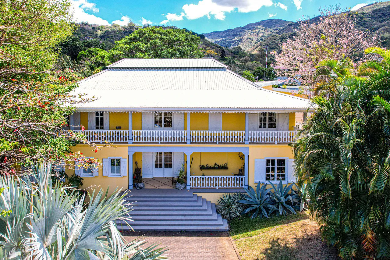 LUXURY PROPERTY HOUSE AND 5 APARTMENT SANTA ANA: Incredible property to live or invest. Ideal for single space. . This beautiful property measures 4857 m2 of lot with a street front of 23m2 and 432 m2