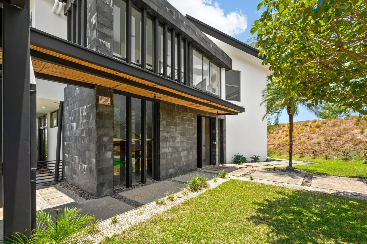 Casa Hijau: Modern Ocean-View Surf Home in Marbella - Gallery image 34