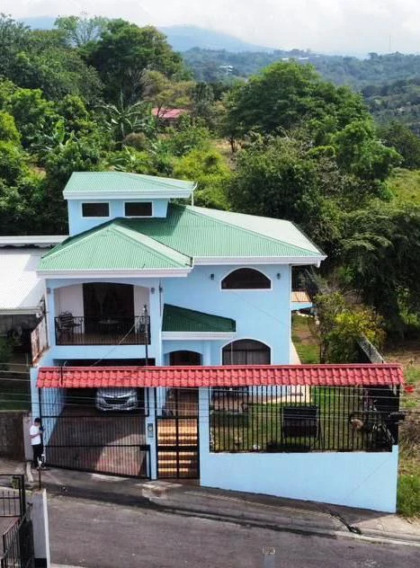 Comfort and Value...: Spacious Home in Charming town!
