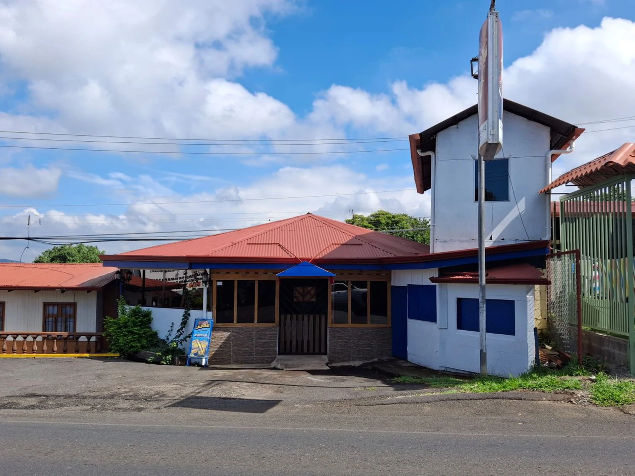 Commercial Corner: 241 m2 on High Traffic Road - Gallery image 4