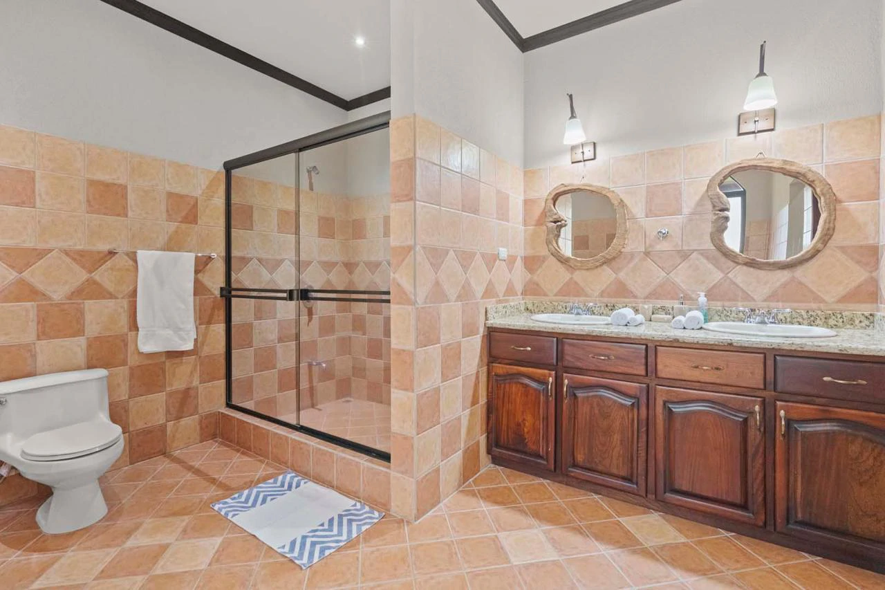 Celebrity Home with Spectacular Views: Seller Financing With 50% Down-Contact Us For More Information - Gallery image 25