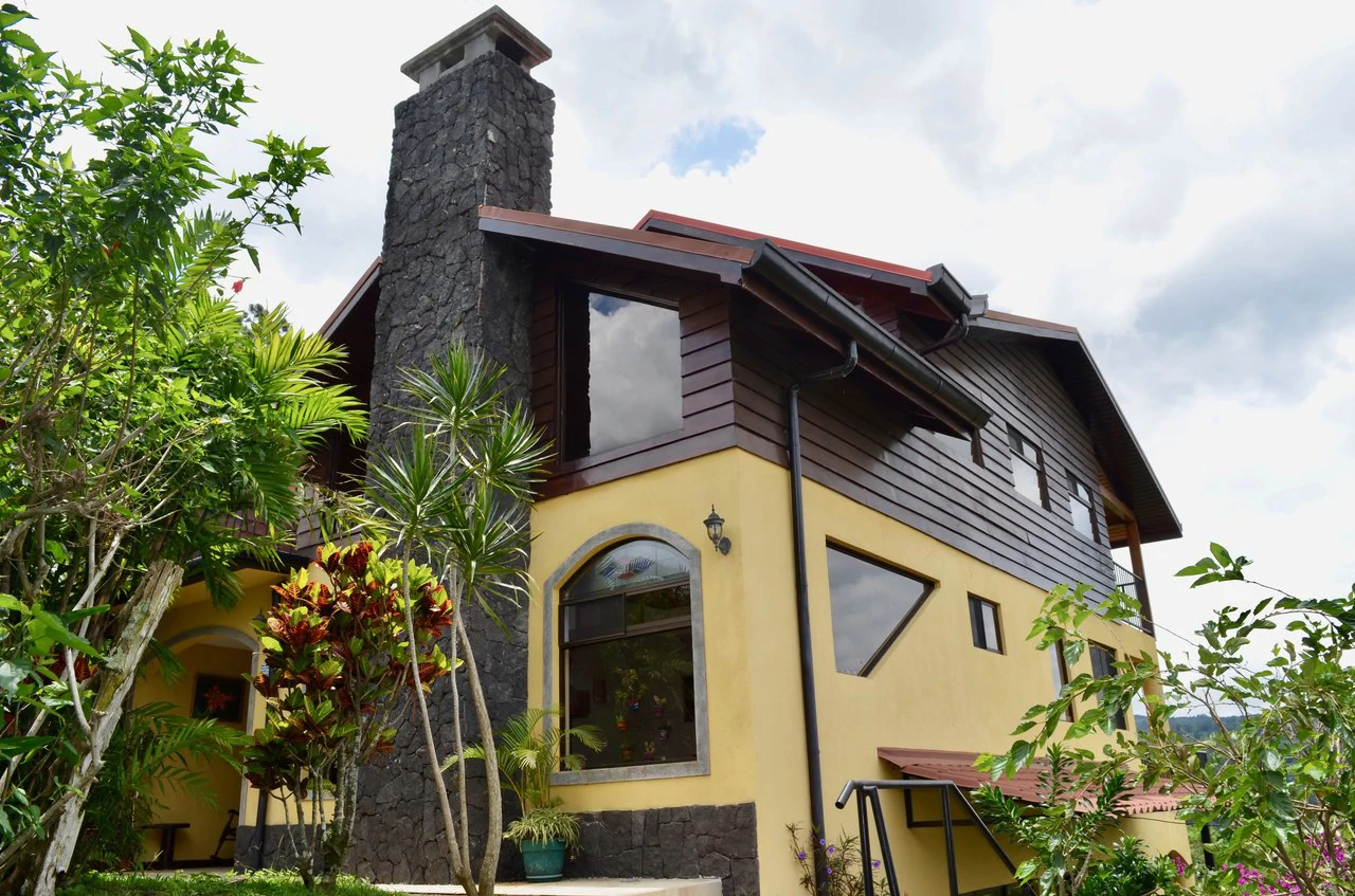 MOUNTAIN PROPERTY WITH VIEW AND 3 HOUSES - Gallery image 4