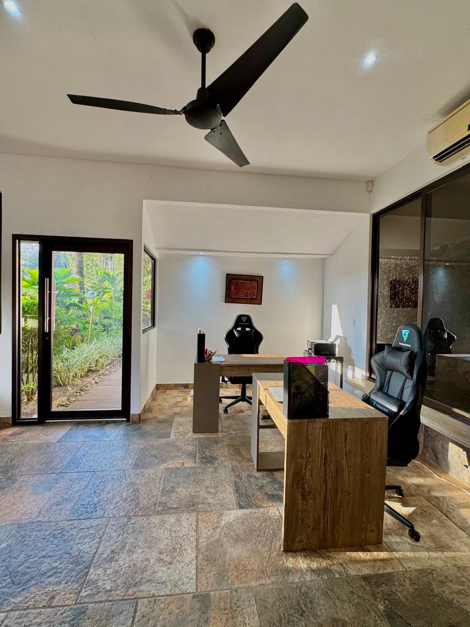 1.42 ACRES – 4 Bedrooms 2 Story Ocean-View Home With 2 Bedroom Guest House In Premium Beach Community, Walk to the Beach! - Gallery image 49