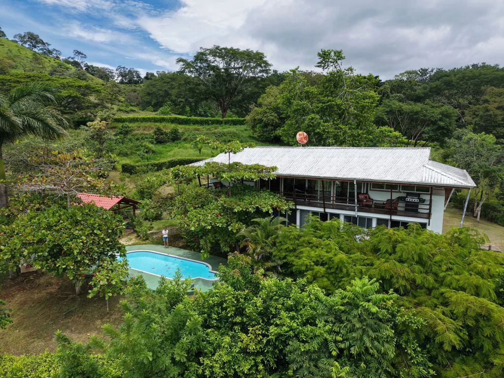 Casa Del Toro: Charm and Serenity in the Hills of Hojancha – 5-Bedroom House with Pool and Bungalow - Gallery image 2