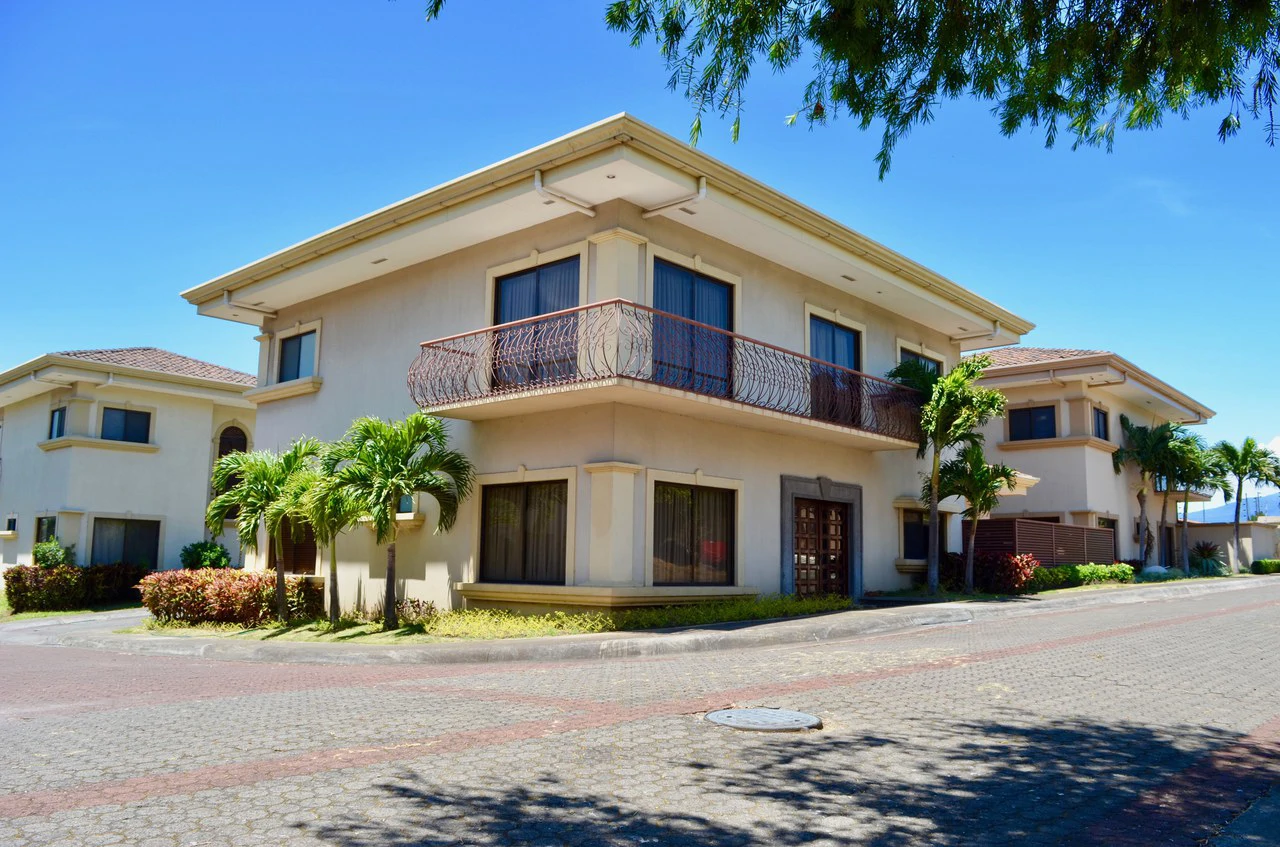 House for sale in Belen, Heredia, Costa Rica. Totally furnished!!!