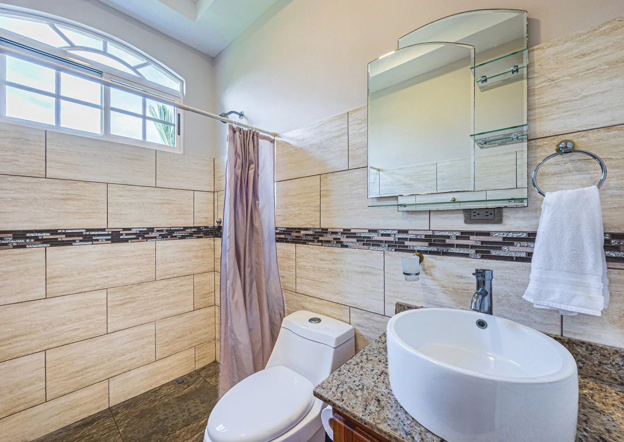 Exceptional 5-Bedroom Residence on Los Laureles Street – Prime Location & Versatile Layout - Gallery image 13