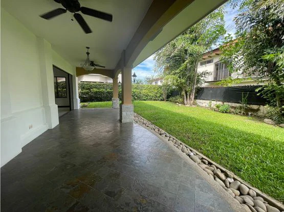Stunning two-story house in exclusive condominiums in Santa Ana - Gallery image 10