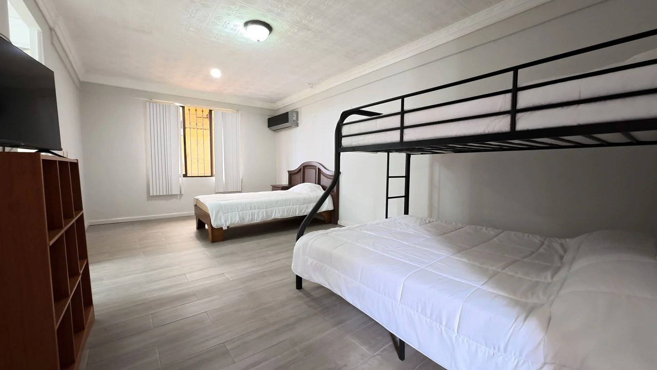 HOUSE FOR SALE, LOCATED IN THE CENTER OF PEREZ ZELEDON: Elegant and spacious turnkey house for sale in the center of Perez Zeledon - Gallery image 13