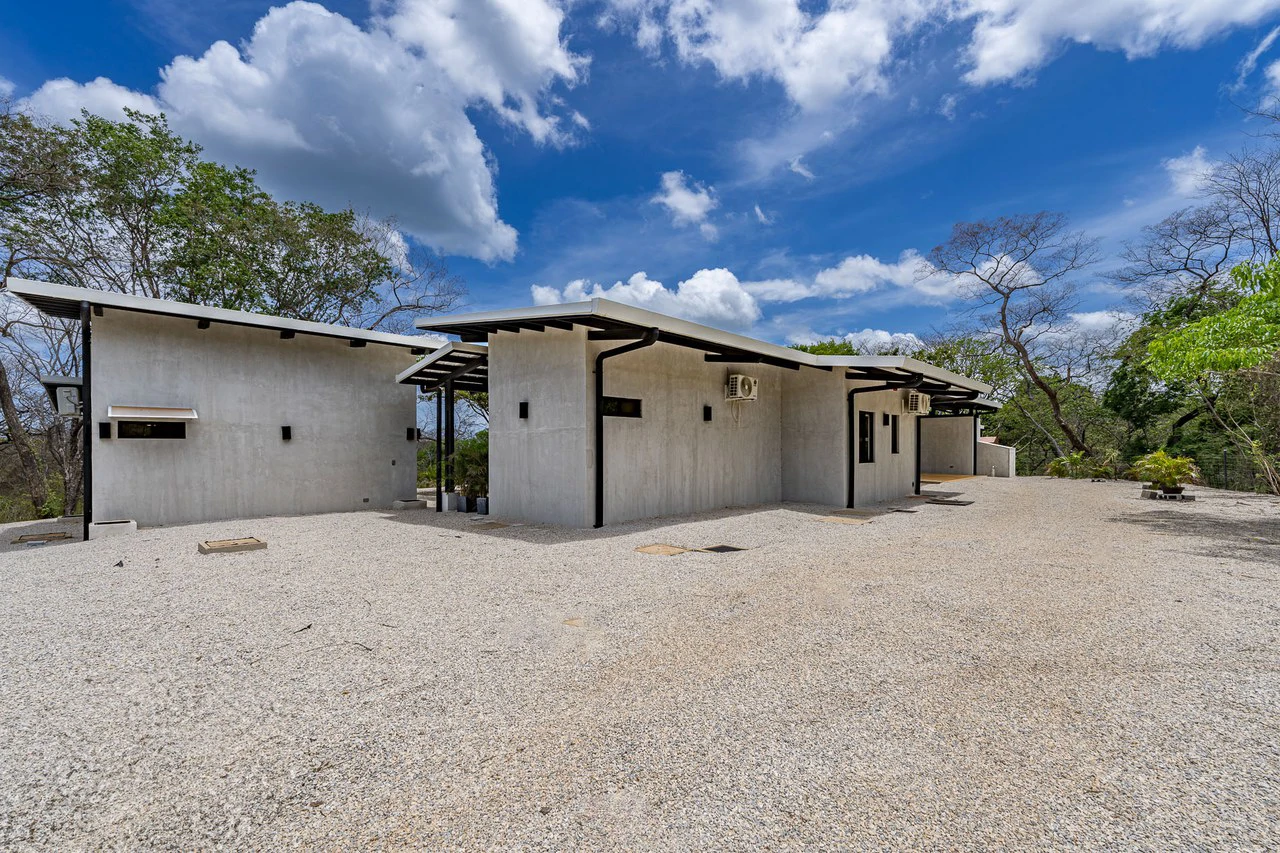 Casa Serena: Modern Villa with Pool and Guest House - Gallery image 29