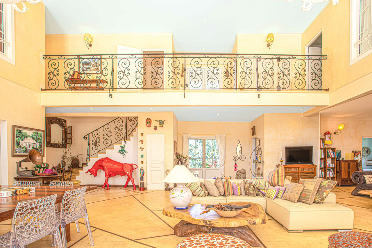 LUXURY PROPERTY HOUSE AND 5 APARTMENT SANTA ANA: Incredible property to live or invest. Ideal for single space. . This beautiful property measures 4857 m2 of lot with a street front of 23m2 and 432 m2 - Gallery image 4