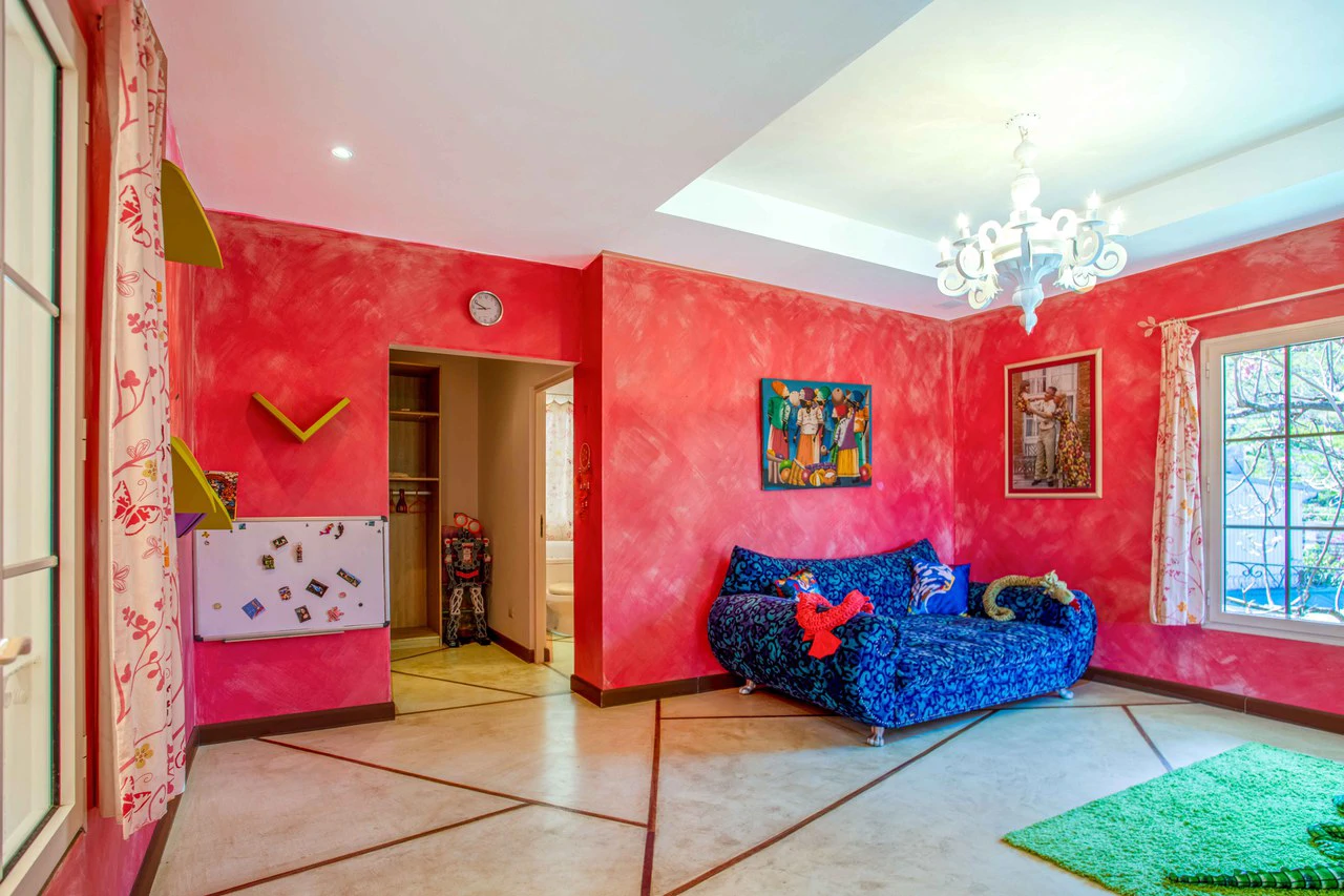 LUXURY PROPERTY HOUSE AND 5 APARTMENT SANTA ANA: Incredible property to live or invest. Ideal for single space. . This beautiful property measures 4857 m2 of lot with a street front of 23m2 and 432 m2 - Gallery image 29