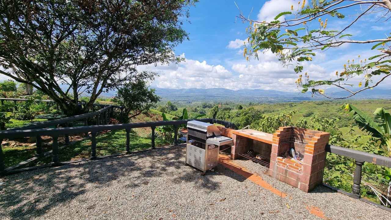 CASA SANTA ELENA: BEAUTIFUL HOUSE FOR SALE, WITH AMAZING VIEWS, 4 BDRM IN THE HEART OF SANTA ELENA - Gallery image 19