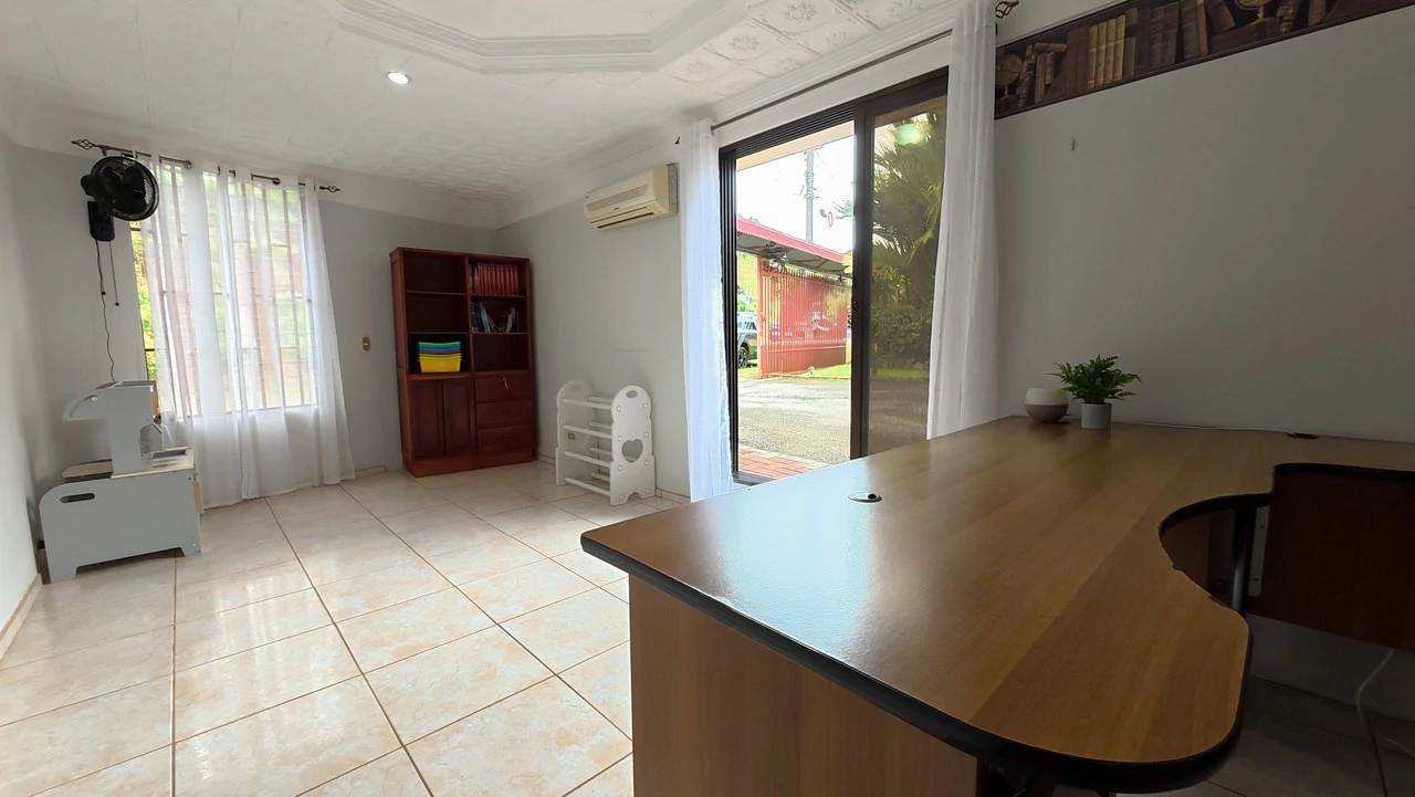 HOUSE FOR SALE, LOCATED IN THE CENTER OF PEREZ ZELEDON: Elegant and spacious turnkey house for sale in the center of Perez Zeledon - Gallery image 18