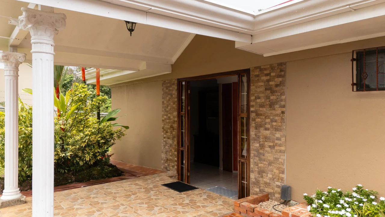 HOUSE FOR SALE, LOCATED IN THE CENTER OF PEREZ ZELEDON: Elegant and spacious turnkey house for sale in the center of Perez Zeledon - Gallery image 27