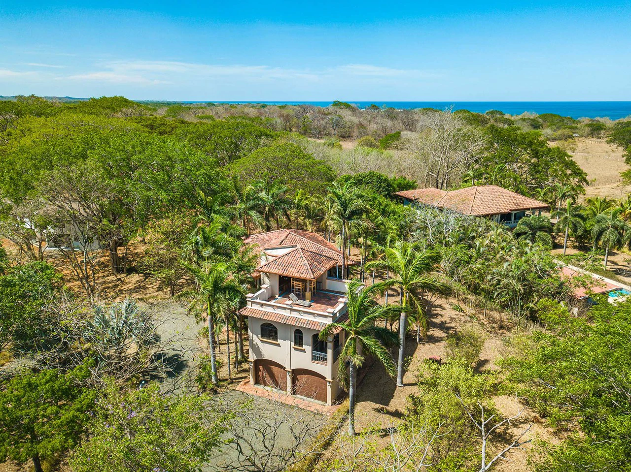 Casa Palacio: Elegant and Palatial 3BR in Gated Community - Gallery image 3