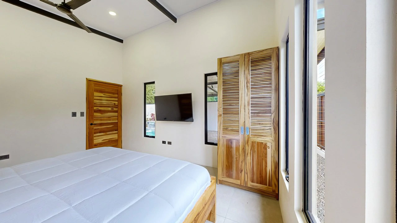 Brand New 3 bed, 2 Bath Home with creek and Jungle views. - Gallery image 12