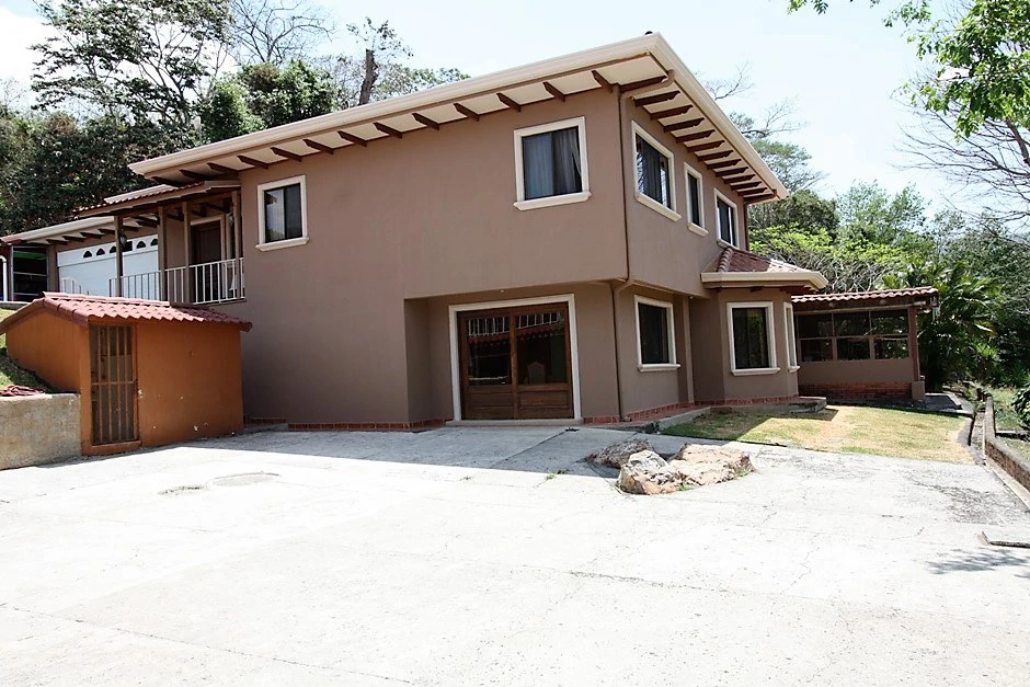 Family-Focused Complex with Four Residences - Gallery image 8