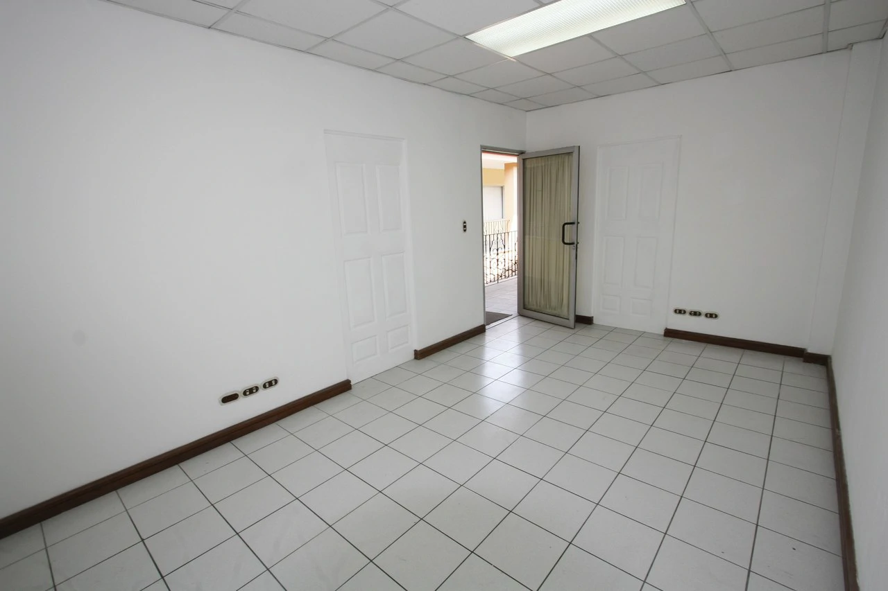 Building with Potential for Hostel or Airbnb – Near La Sabana and Paseo Colón - Gallery image 5