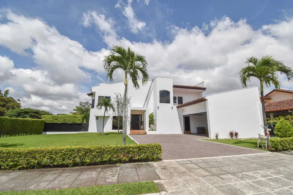 House For Sale in Lindora