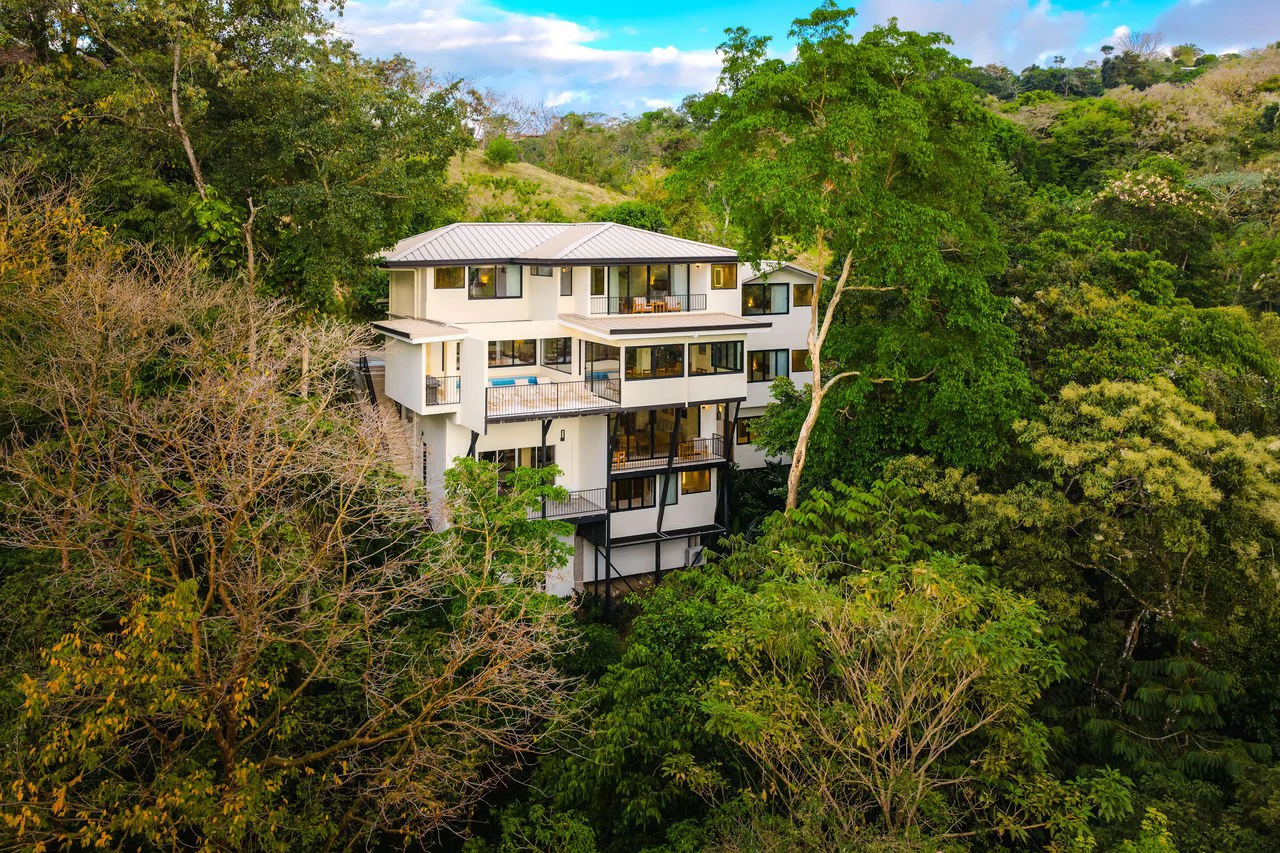 Exceptional Ocean & Jungle-View Estate in a Prestigious Gated Community near Marina Pez Vela - Gallery image 2