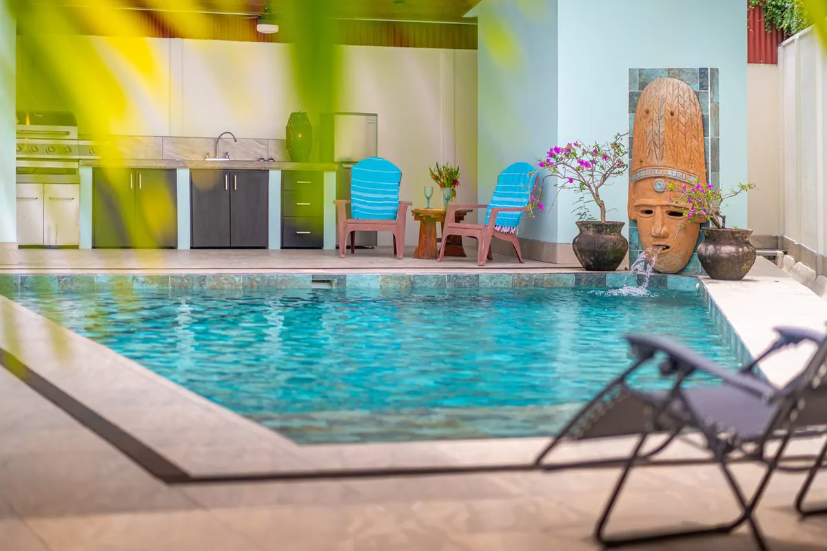 Villa Esmeralda: Big Pool. Big Lot. Big Lifestyle. Central Uvita, Walk to Everything!