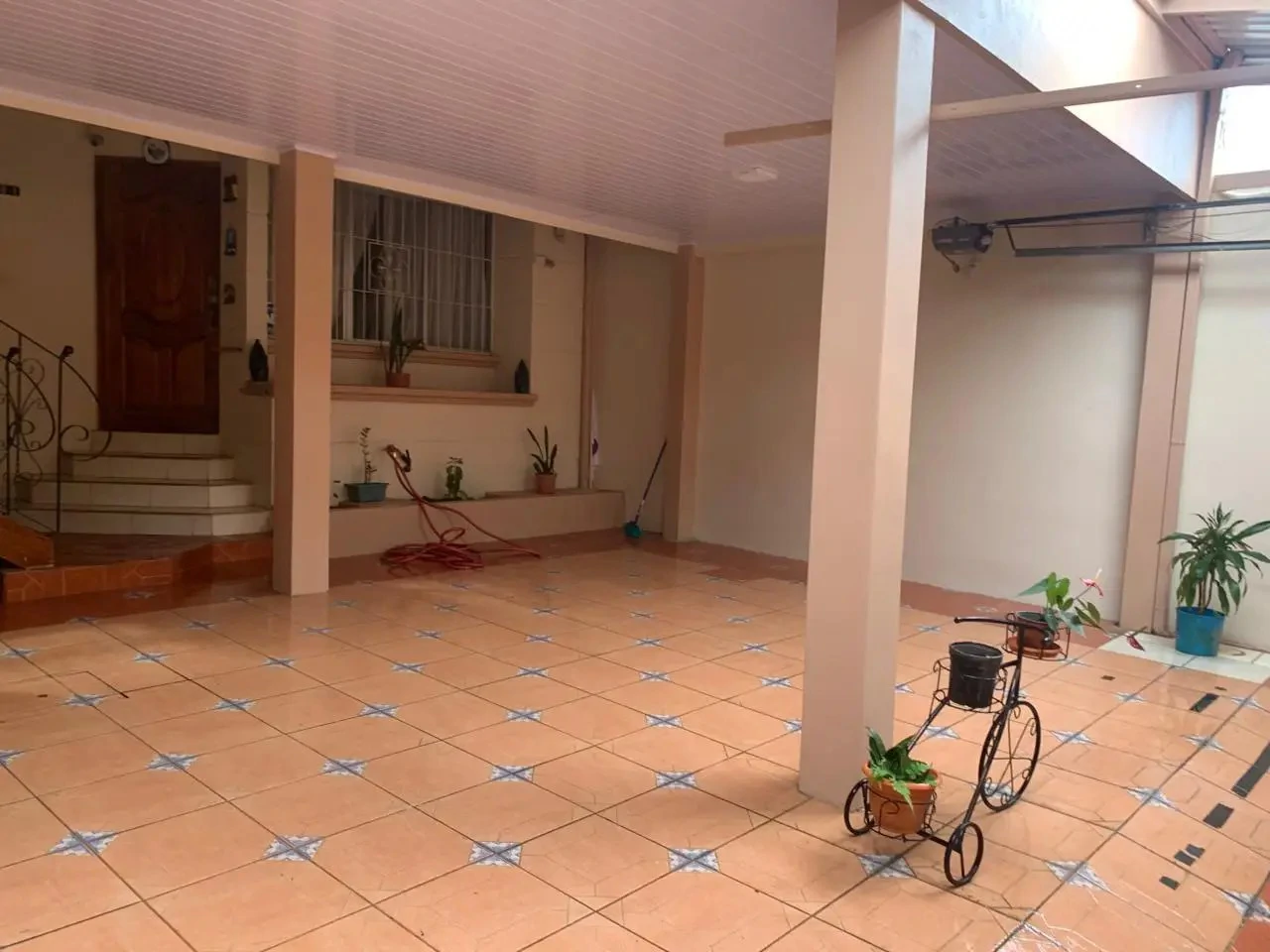 Spacious 6-Bedroom Family Home in Residencial Saint Clare, Moravia - Gallery image 3