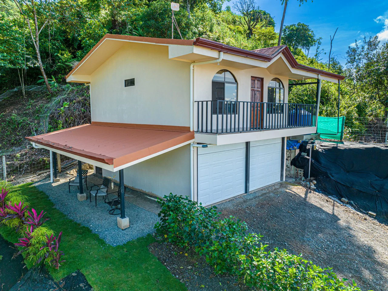 11.25 ACRES- 4 Bedrooms, Two Homes, Panoramic Ocean & Mountain Views With Stream, 30+ Fruit Trees, 40 Minutes to Quepos!!! - Gallery image 12