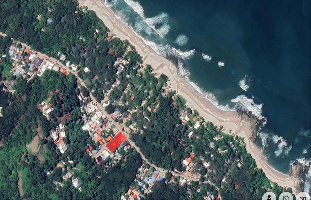 Prime Commercial Corner in the Heart of Santa Teresa: 2,000m² Corner Lot on  Santa Teresa's main road  – High Income & Development Potential