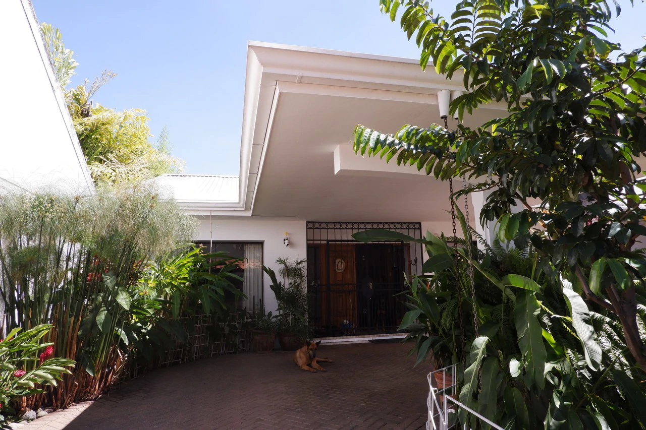 Casa Independiente de 4 Habitaciones en Los Laureles: House For Sale in Los Laureles