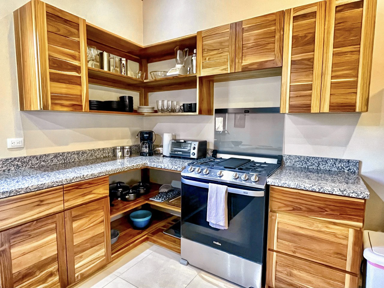 .075 ACRES – 2 Bedroom New Construction Home, Walk to the River, 5min to Playa Matapalo, 15min to Dominical!!!! - Gallery image 12
