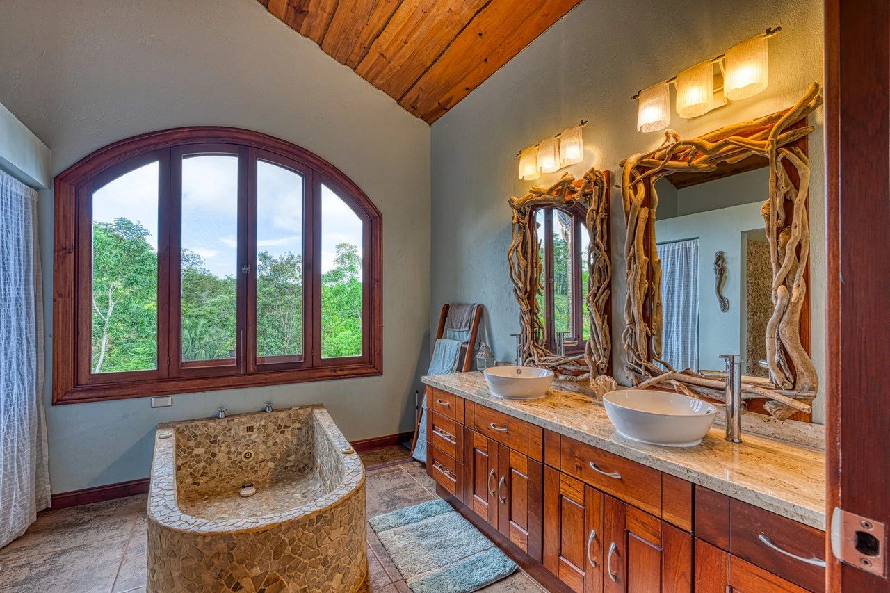 5 Bedroom Mountain Retreat Minutes from the Beach Platanillo Costa Rica - Gallery image 28
