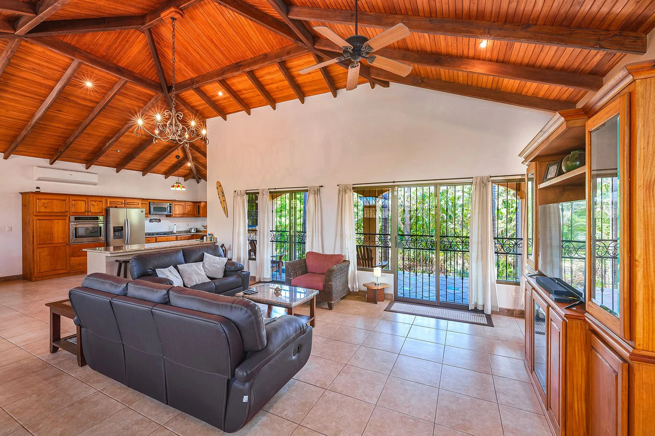 Casa Palacio: Elegant and Palatial 3BR in Gated Community - Gallery image 14