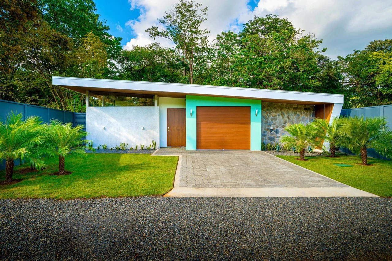 Amazing New Villa Cayman: Solar Powered and Walk to the Beach in Uvita! - Gallery image 2