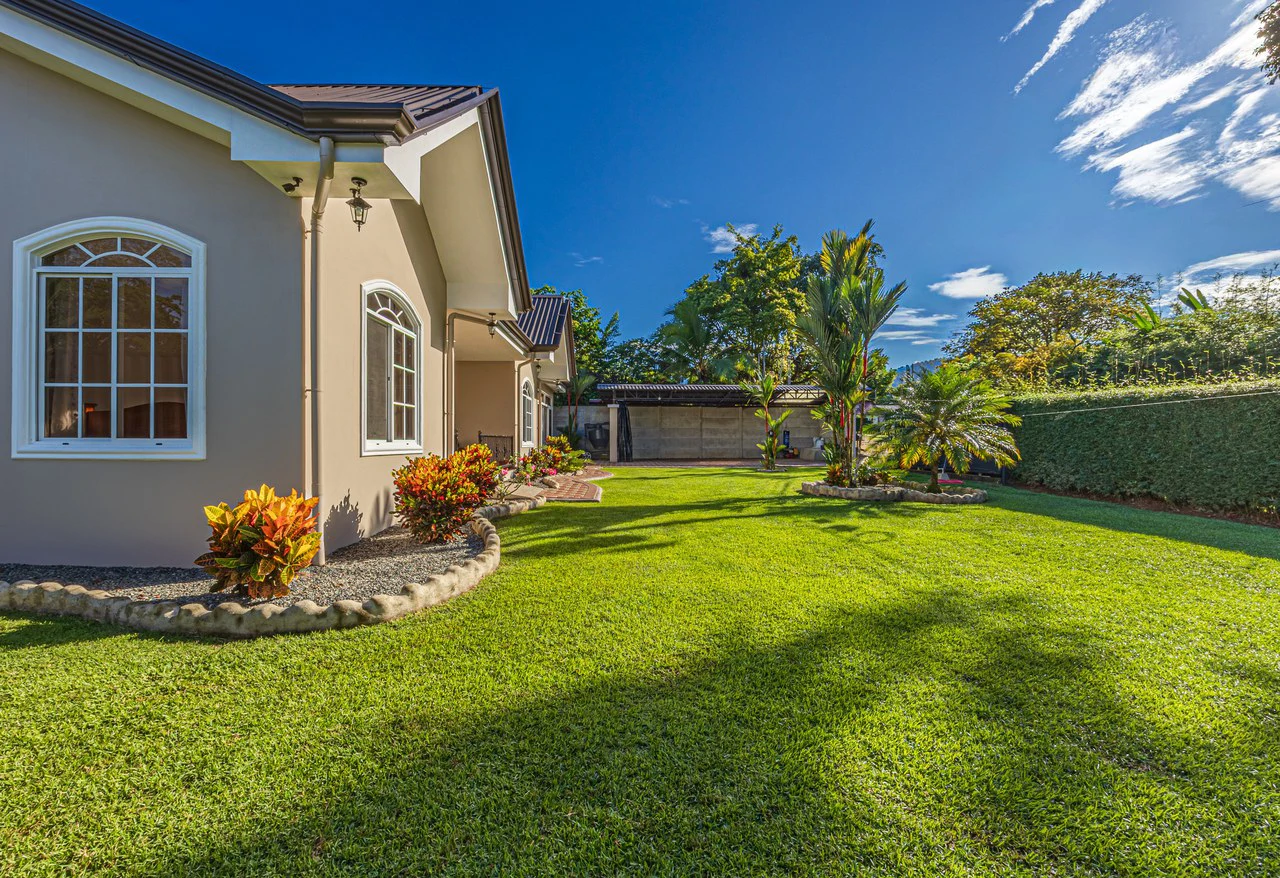 Exceptional 5-Bedroom Residence on Los Laureles Street – Prime Location & Versatile Layout - Gallery image 36