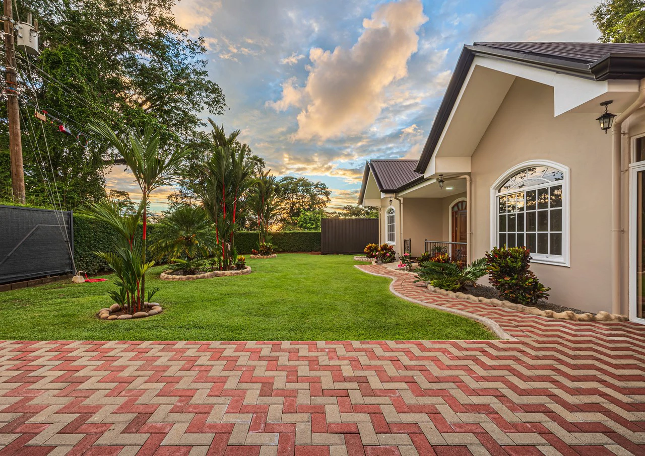 Exceptional 5-Bedroom Residence on Los Laureles Street – Prime Location & Versatile Layout - Gallery image 26