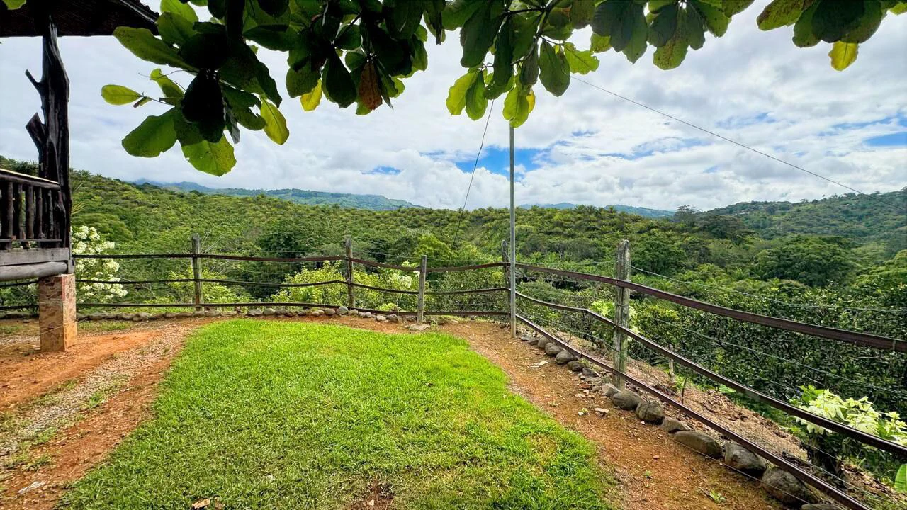 Charming Hardwood Cabin with Fruit Garden Near San Isidro - Gallery image 47